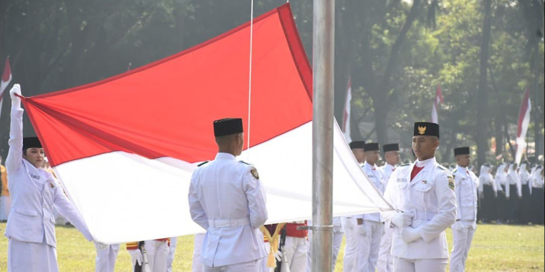 Paskibraka Binaan Bakesbangpol Kabupaten Bondowoso Sukses Kibarkan Bendera Sang Merah Putih pada Upacara Hari Ulang Tahun ke-80 Republik Indonesia