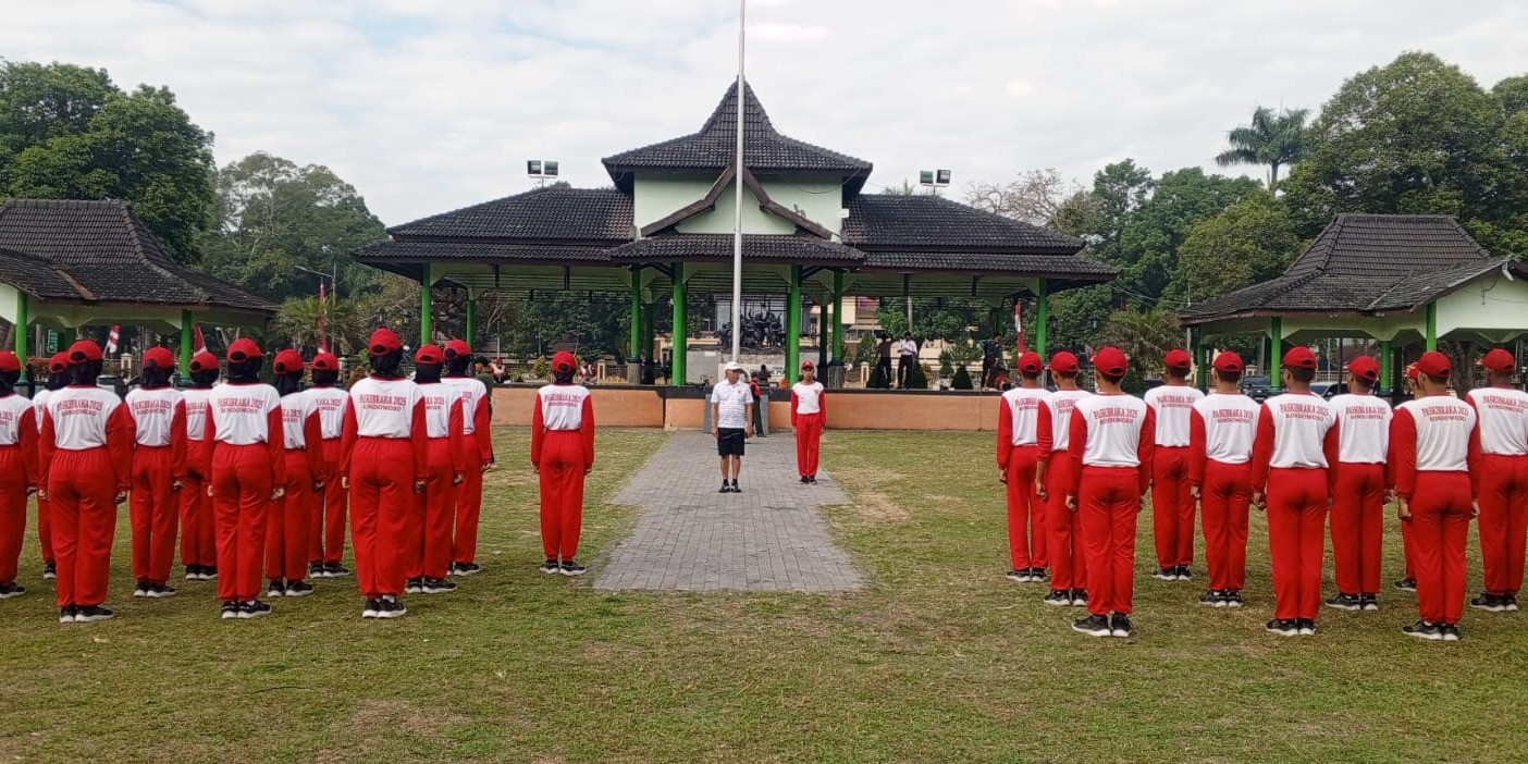 Latihan Paskibraka Bondowoso 2025: Kepala Bakesbangpol Pimpin Apel Pagi